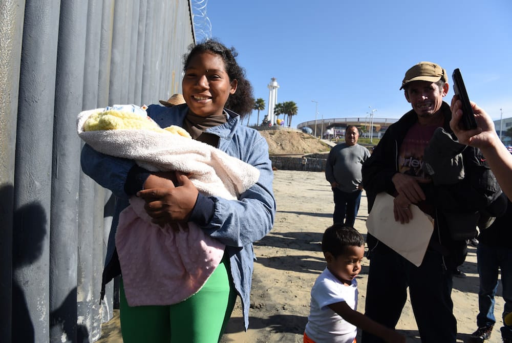 Woman with a baby arriving in Tijuana, Mexico by Daniel Arauz from Flickr/Creative Commons